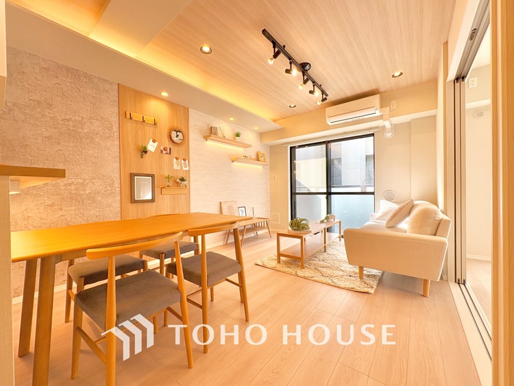 内装 叶えたかったのは落ち着きのあるナチュラルな風合い、そして開放感があるリビング。優雅な気分に浸れる幸せな時間を家族が自然と集まりたくなるこの空間で。