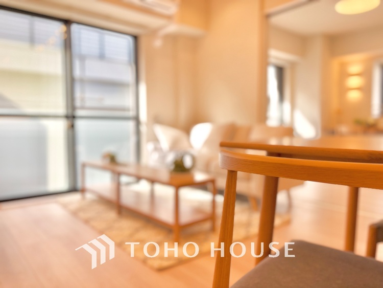 内装 ◆瀟洒な空間◆落ち着いた小棚や室内の緑光、アクセントのある彩が見事に調和させた瀟洒なリビングルーム。ここに集まる家族の会話と笑顔が絶え間なく続く幸せな空間。