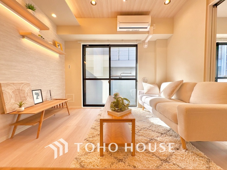 内装 風の通り道。舞い込んでくる風が優しく躍り、室内に爽やかな空気を運んでくる。そこに季節の息吹を感じて、いまがどんな季節なのかを実感する。