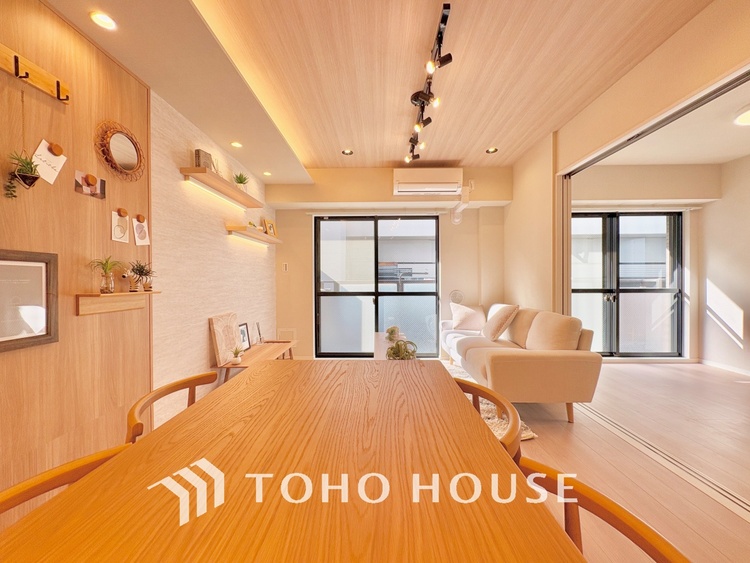 内装 ここはみんなが集い、食事と楽しい会話が始まる場所。話に夢中になりすぎて、ついつい時を忘れ、夜半過ぎになってしまう。そんな束の間の幸せを感じさせてくれます。