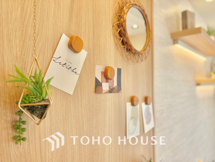 内装 ◆瀟洒な空間◆落ち着いた小棚や室内の緑光、アクセントのある彩が見事に調和させた瀟洒なリビングルーム。ここに集まる家族の会話と笑顔が絶え間なく続く幸せな空間。