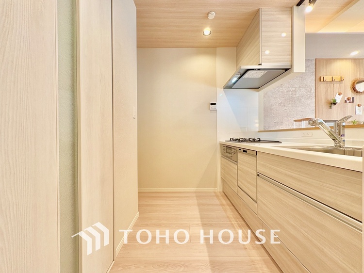 キッチン 手元の収納から、足元の収納までが全てスライド式で、奥のスペースまで有効に活用できます。奥まで上から見渡せるので、たまにしか使わない調理器具もサッと取出せます。