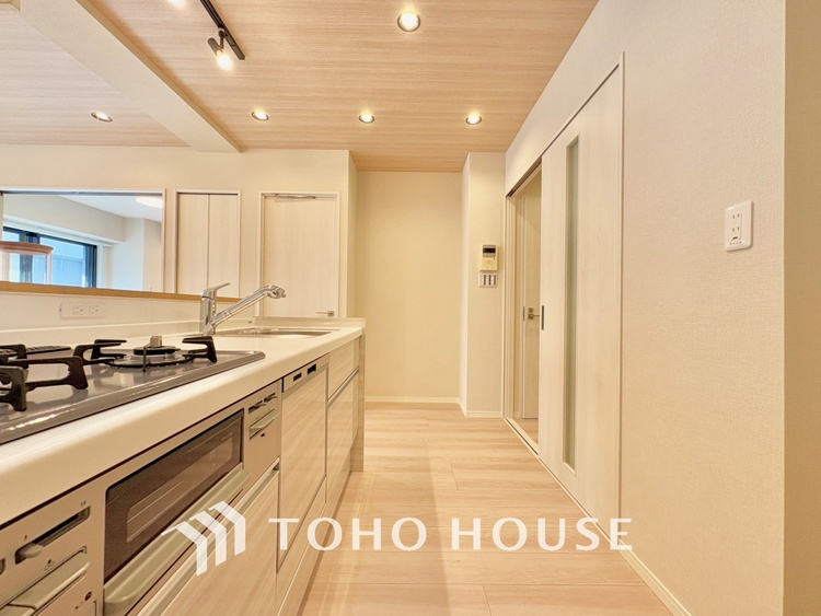 キッチン キッチンは家族の絆を育む大切な空間。シンプルで使い易いシステムキッチンで愉しく作る料理は愛情のある美味しいご馳走に。家族で使える対面式キッチンです。