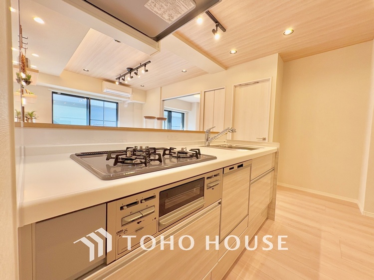 キッチン 広々としたキッチンのシンクは、料理の準備と片付けを楽にし、使いやすさを最大限に引き立てます。