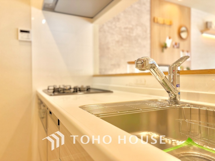 キッチン キッチンは家族の絆を育む大切な空間。シンプルで使い易いシステムキッチンで愉しく作る料理は愛情のある美味しいご馳走に。家族で使える対面式キッチンです。