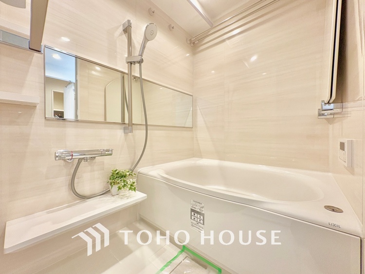 風呂 【浴室】《一日の疲れを落としてくれる場所は、落ち着く場所でなければならない》　高級感溢れるカラーと大きさ・柔らかな曲線で構成された半身浴も楽しめるバスタブが心地よさをもたらします。