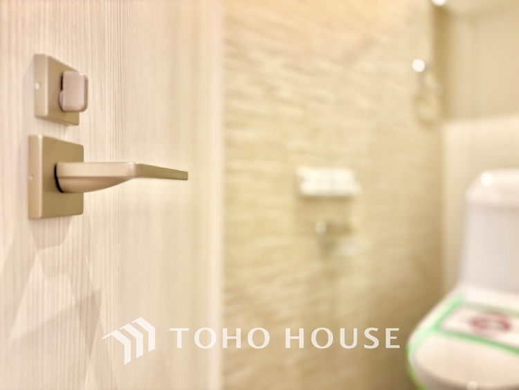 トイレ 清潔感あるホワイト調のクロスと温もり溢れるモダンカラーの床材が見事に調和した本邸宅は、毎日の生活を少しでも快適に過ごして頂ける様に落ち着いた雰囲気作りから行っています。