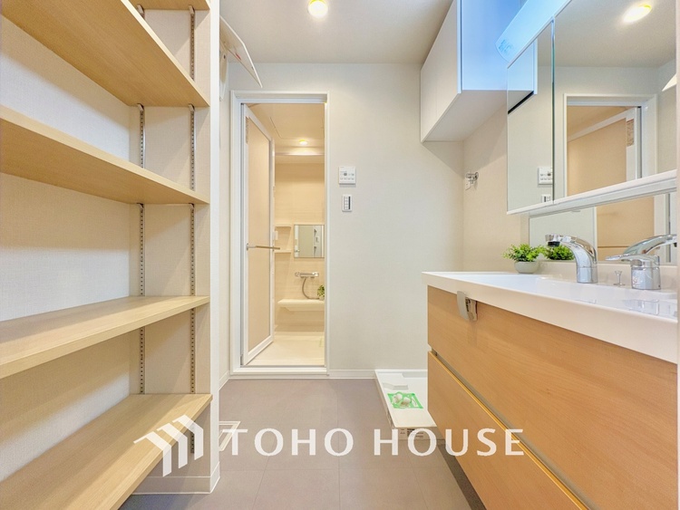 洗面 気持ちの良い朝をつくりだし、夕方には笑顔を取り戻させてくれるミラー。パウダールームはいつでも本来の自分を取り戻せる空間。明るく仕上げてあります。