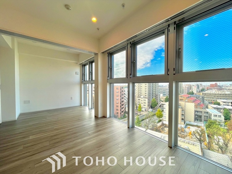 内装 大きく開け放たれた壮大な景色。都内にいることを忘れさせてくれる自然豊かな分譲地。風がそよぎ、青空が歌い、太陽が微笑んでくれる幸せな住まい。