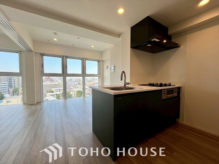 内装 大きく開け放たれた壮大な景色。都内にいることを忘れさせてくれる自然豊かな分譲地。風がそよぎ、青空が歌い、太陽が微笑んでくれる幸せな住まい。