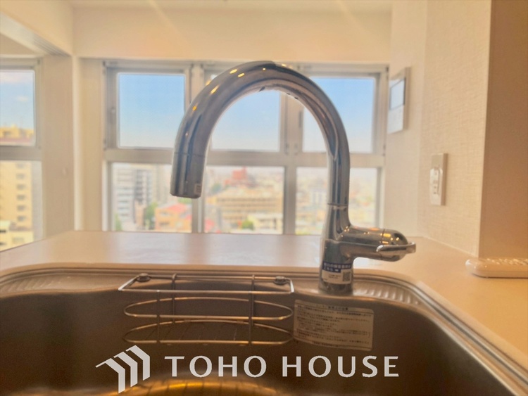 キッチン 広く明るい我が家の自慢のキッチンスペース。能率的に動ける大きなスペースが何よりのポイント。リビングとの一体感も十二分にあり、家族とのやりとりを楽しみながらの食卓の準備