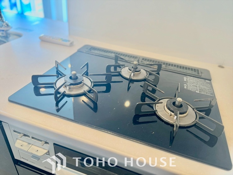 キッチン 使いやすい形状の居室部分。採光部分から明るい日差しを取り込むことができ、広がりのある空間になっております。