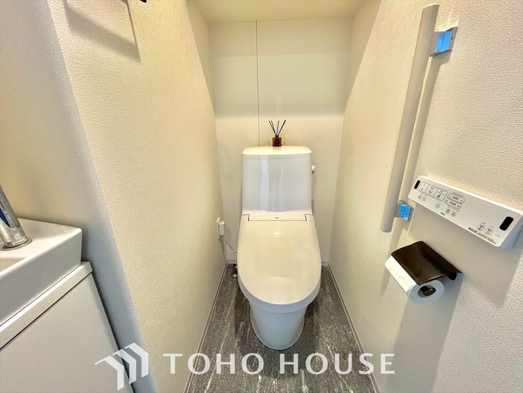 トイレ 大きく開け放たれた壮大な景色。都内にいることを忘れさせてくれる自然豊かな分譲地。風がそよぎ、青空が歌い、太陽が微笑んでくれる幸せな住まい。