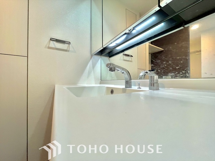 洗面 誰もが住みたい街。その風貌は、暮らしの誇りと輝きを物語る。都会の喧騒を脱いでいく。こころのタイムトンネル。洗練と緑の共演が、憩いの空間。