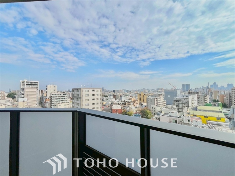 バルコニー 見上げれば高い空。手を伸ばせば吸い込まれそうな突き抜ける空間。空が高いと気持ちも高揚します。空さえも楽しむ生活を始めませんか。