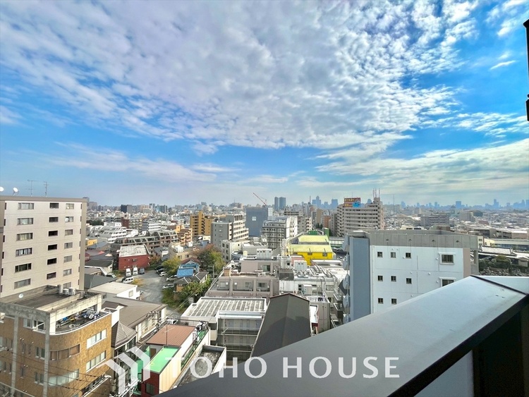 バルコニー 陽溜まりの温もりを感じ、ふわりと寄り添う太陽の妖精たちが自然と僕達を微睡ませる。うとうとしたい訳ではないがそんな時間が嫌いじゃない自分がここにいる。