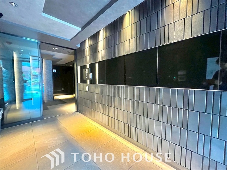 エントランス 陽溜まりの温もりを感じ、ふわりと寄り添う太陽の妖精たちが自然と僕達を微睡ませる。うとうとしたい訳ではないがそんな時間が嫌いじゃない自分がここにいる。