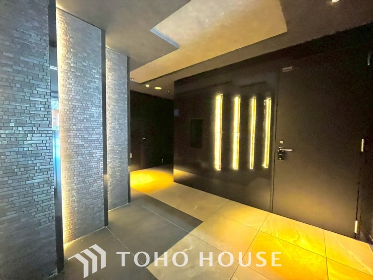 エントランス 住まいの未来は美しい。理想を超えた毎日へ。ここには地上から遠く離れた静穏や時を忘れる感動があり空に残る白い航跡だけが時の流れを伝えます