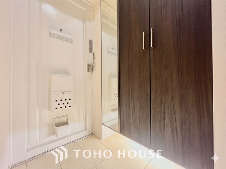 玄関 誰もが住みたい街。その風貌は、暮らしの誇りと輝きを物語る。都会の喧騒を脱いでいく。こころのタイムトンネル。洗練と緑の共演が、憩いの空間。