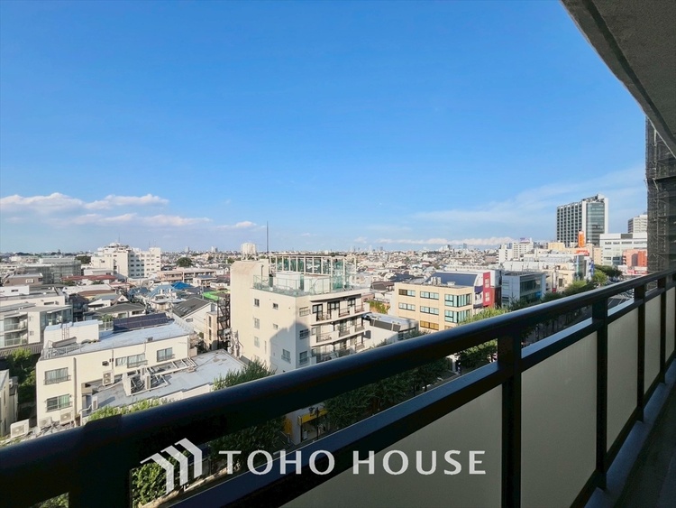 バルコニー 陽溜まりの温もりを感じ、ふわりと寄り添う太陽の妖精たちが自然と僕達を微睡ませる。うとうとしたい訳ではないがそんな時間が嫌いじゃない自分がここにいる。