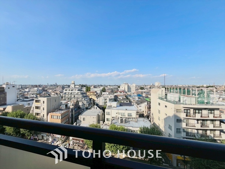 バルコニー 大きく開け放たれた壮大な景色。都内にいることを忘れさせてくれる自然豊かな分譲地。風がそよぎ、青空が歌い、太陽が微笑んでくれる幸せな住まい。