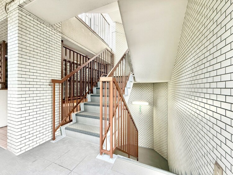 その他 共用部の階段です。明るく清潔に管理されています。