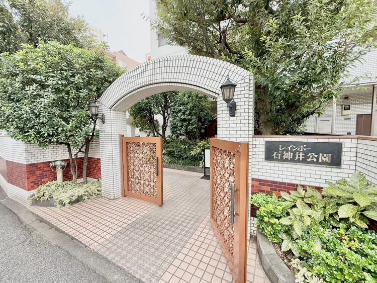 その他 上質感漂う玄関アプローチです。