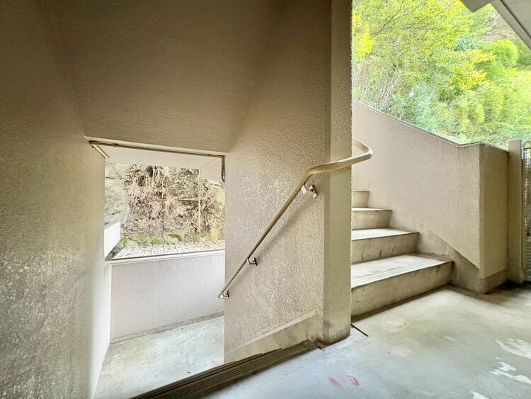 その他 共用部の階段です。明るく清潔に管理されています。