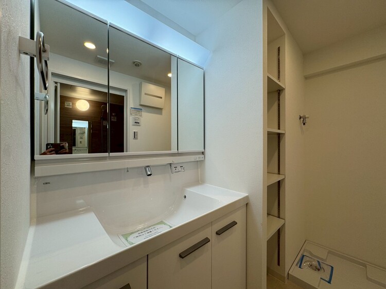その他 清潔感を感じられる洗面化粧台。