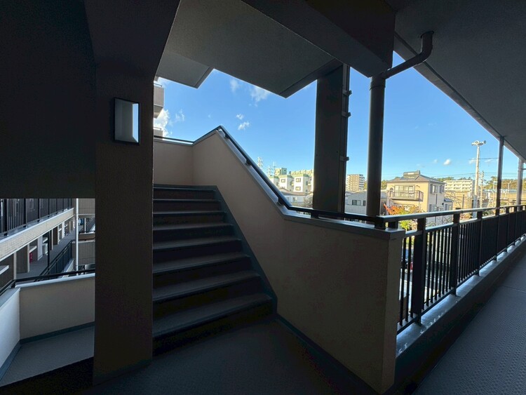 その他 共用部の階段です。明るく清潔に管理されています。