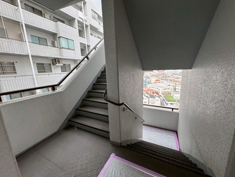 その他 共用部の階段です。明るく清潔に管理されています。