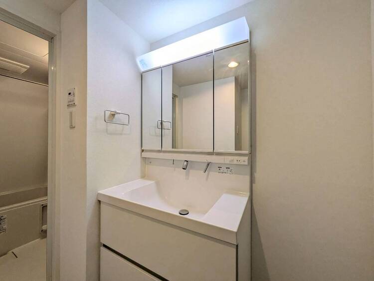 洗面 清潔感を感じられる洗面化粧台。