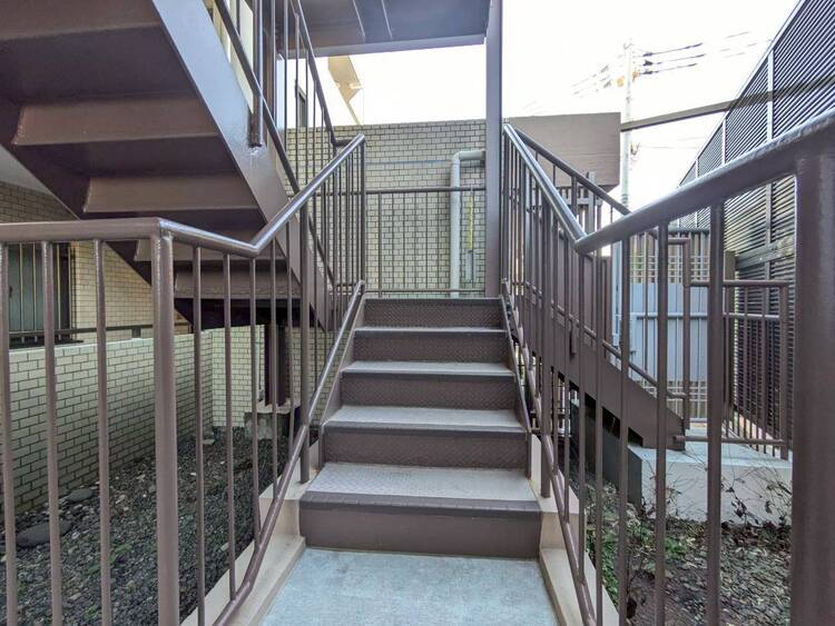 設備 共用部の階段です。明るく清潔に管理されています。