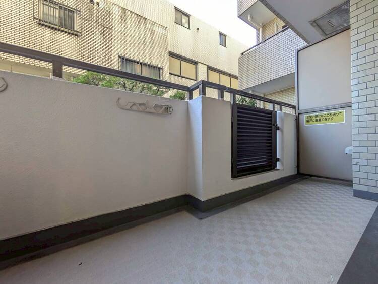 バルコニー 朝の澄んだ空気や、夕方に吹く清々しい風を感じられるバルコニー。