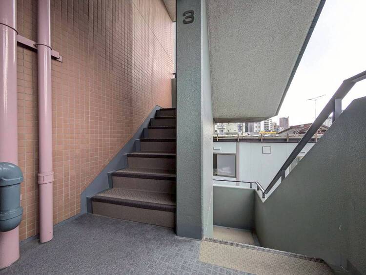 その他 共用部の階段です。明るく清潔に管理されています。