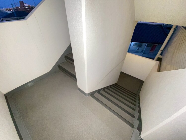 その他 共用部の階段です。明るく清潔に管理されています。