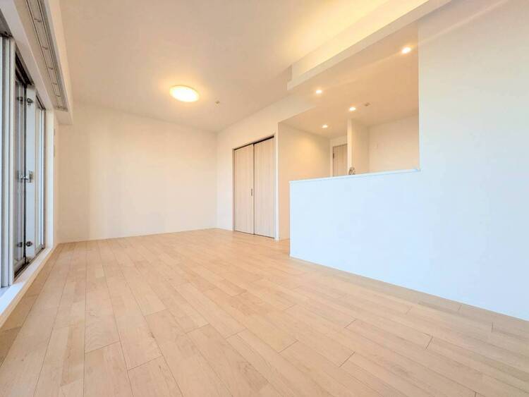 居間 通風・採光に優れ、心地よい光と風が溢れています。