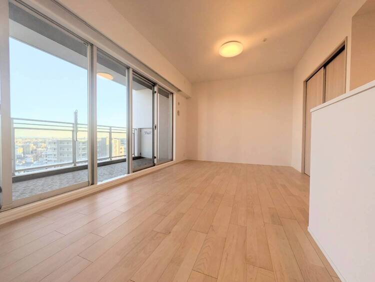 居間 落ち着いた雰囲気に包まれて、伸びやかな空間。