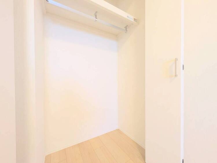 収納 家電やスーツケース、ストック品など何でも片付く嬉しい空間です。