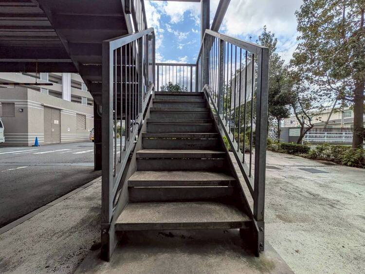 設備 共用部の階段です。明るく清潔に管理されています。