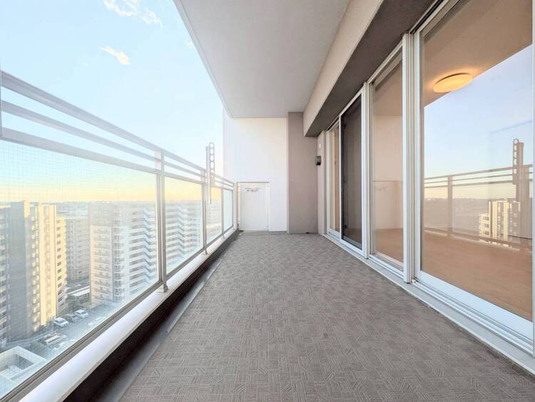 バルコニー 朝の澄んだ空気や、夕方に吹く清々しい風を感じられるバルコニー。