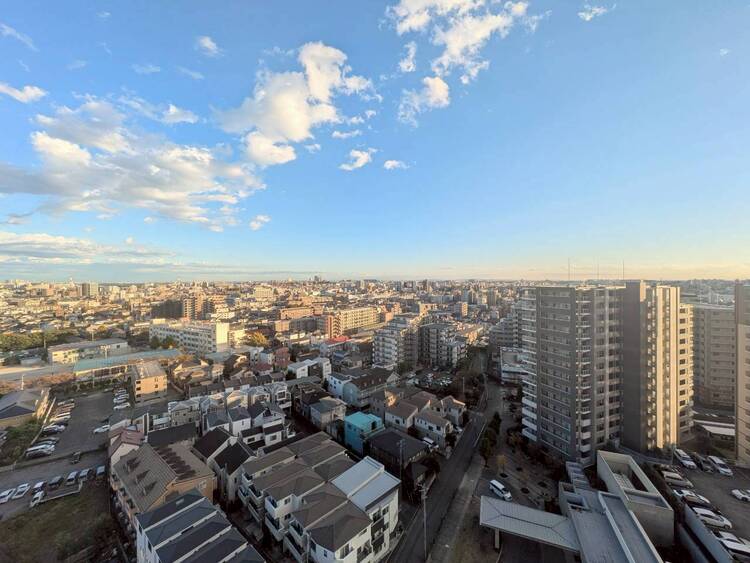 バルコニー 眺望や窓からの景色が良いと、家で過ごす時間も快適です。