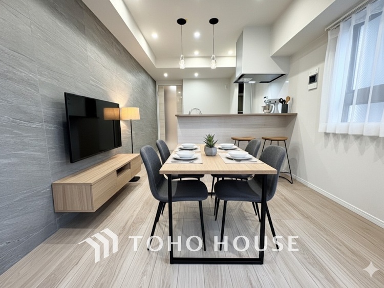 内装 【LIVING】◆煌びやか◆愛おしい家族との団欒の時間をより一層幸せなものに感じさせる煌びやかなLDK。輝かしい毎日が待っています。※この画像の家具の配置には、CGによる加工を施しております。