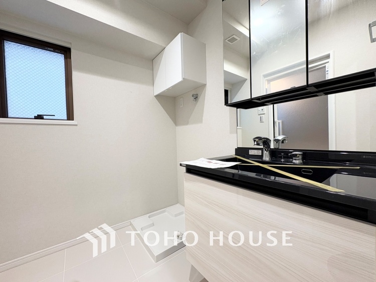 洗面 【WASHROOM】◆快適◆煌びやかな暮らしの中にも忘れたくない快適さ。大きな収納が助けてくれます。