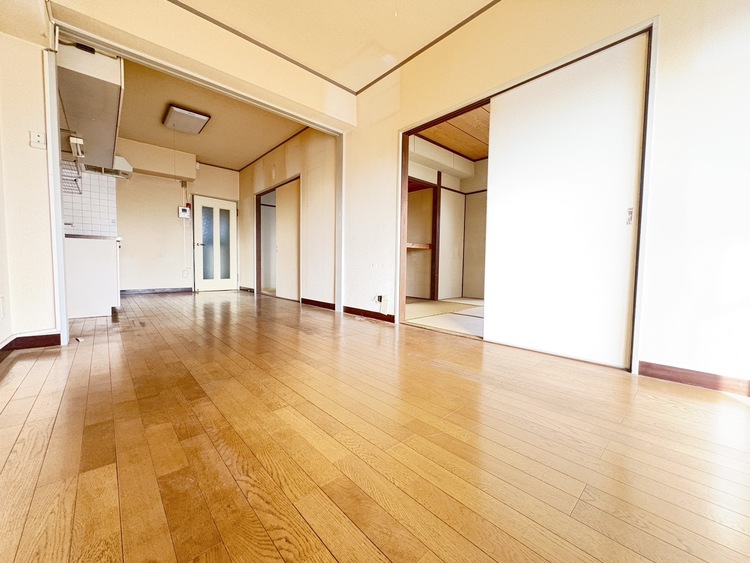 内装 【living room】◆陽光◆が差し込む。この開放的なLDKに家族の笑顔が集う。家族が一緒に過ごす空間は明るく、そして居心地よく。