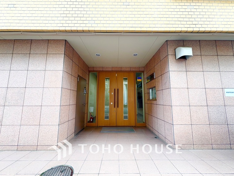 エントランス 【ENTRANCE】◆家族◆家で家族と過ごす時間は限られている。帰りを待つ家族の元へと急ぐときの弾む思い。そんな思いを引き立てる邸宅。