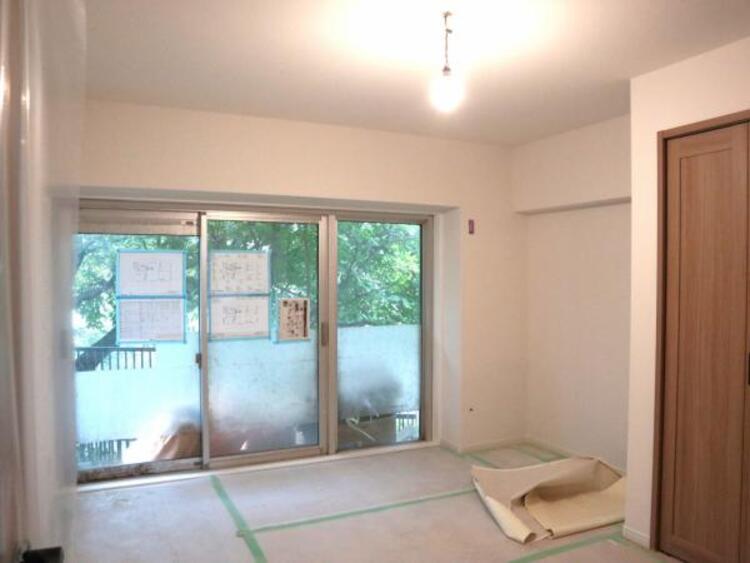 内装 洋室7.5帖　窓からたっぷりと陽光が注がれる、明るく快適なプライベート空間となっております。（2025.10.21撮影）