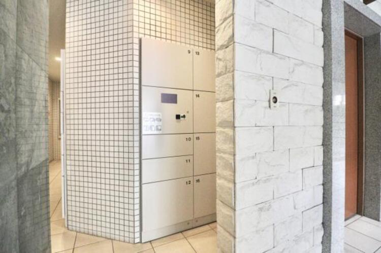 設備 宅配ボックス　ネットショッピングの隆盛により、ますます利用者が増える宅配便。不在時でも荷物を受け取れる宅配ボックスは共働きをはじめ、様々なご家庭に便利です。