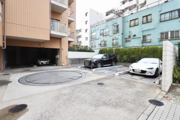 駐車場 敷地内に設けられた駐車スペース。