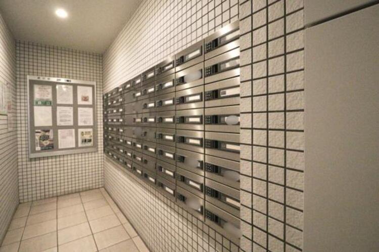 その他 エントランスに備え付けの郵便受けです。